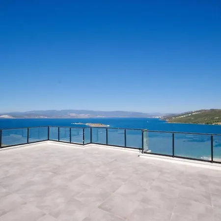 With The Pool And Sea View, As You Can Have A Pleasant Time On Your Balcony Villa *